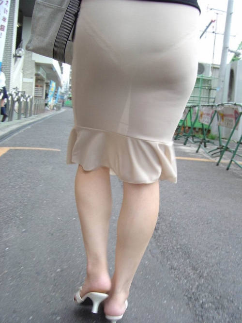 【パンティライン】スカートやボトムにぴったり張り付いたラインを見ていると何かこう真っ直ぐシワを伸ばしたくなる衝動に何故かかられる画像 No.3