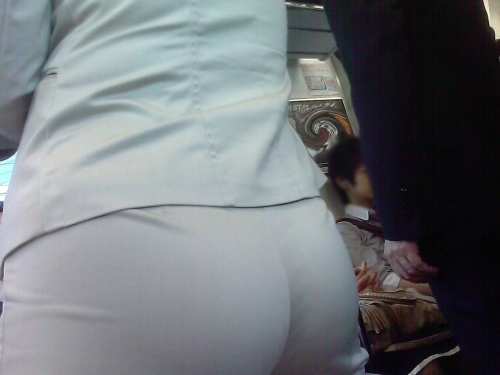 【街撮り盗撮】白いパンツで下着を露出させる素人美女たちのエッチな下着を盗撮！！ｗｗｗ